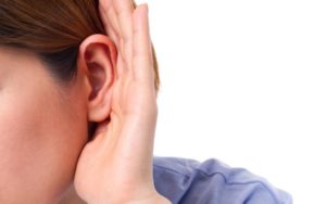 Можно ли работать электро-монтером с одним слышащим ухом?