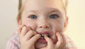 Детский невроз: кусаем губы, трогаем кожу рук