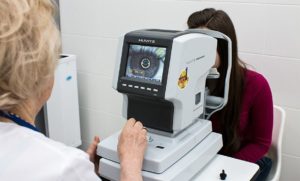 Может ли ошибочно авторефрактометр измерить рефракцию глаза у ребенка