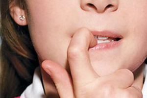 Детский невроз: кусаем губы, трогаем кожу рук