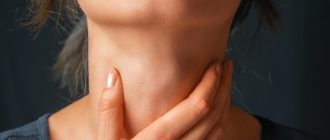 Давит на шею