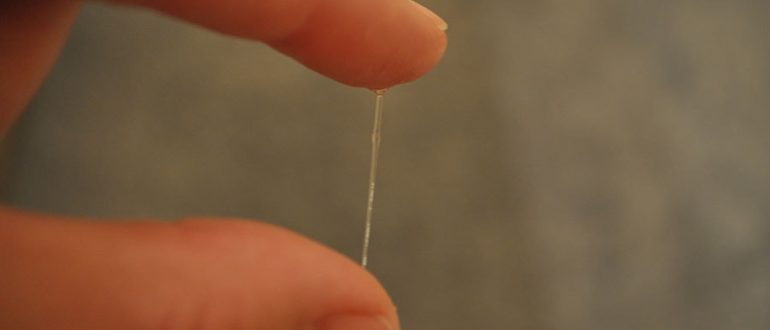 Чувствует ли парень, что у него начинает выделяться смазка?