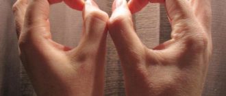 Дергается палец