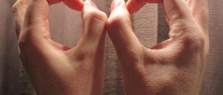 Дергается палец