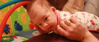 Держать голову лежа