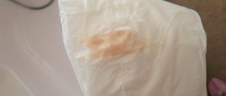 Выделения персикового цвета