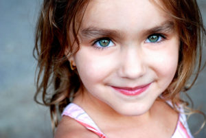 Девочка 7 лет сильно блымает глазами.