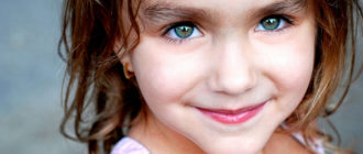Девочка 7 лет сильно блымает глазами.