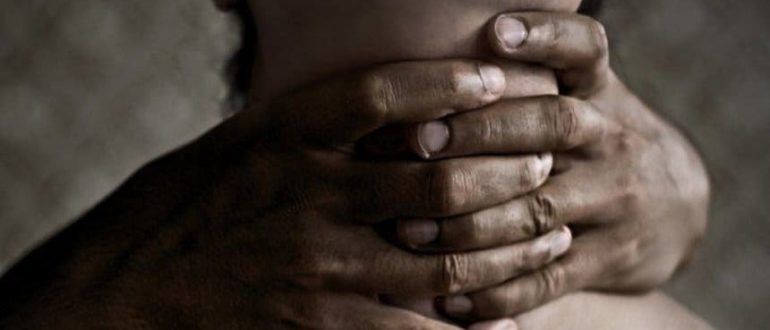 Душит шею, горло