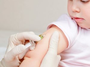 Могут ли прививки вызвать болезнь у ребенка