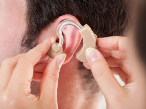 Можно ли работать электро-монтером с одним слышащим ухом?