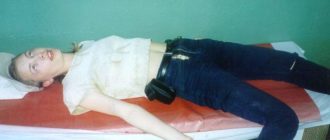 Девушка теряет сознаие с открытыми глазами