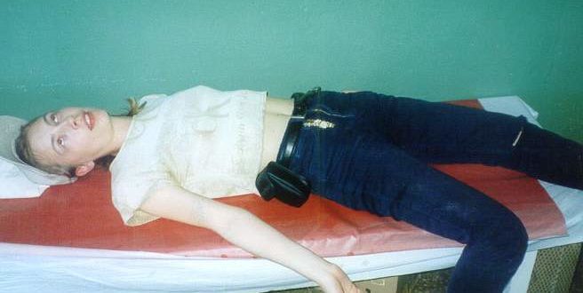 Девушка теряет сознаие с открытыми глазами