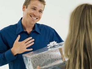 Мужчина выпрашивает подарок