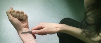 Девочка подростьк режет себя