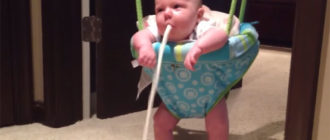 Младенца рвет фонтаном